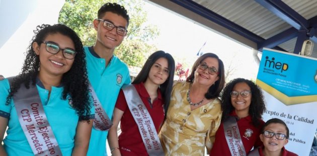 Guiselle Cruz, Ministra de Educación y estudiantes del CTP Mercedes Norte
