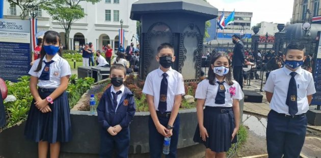 Estudiantes de la Escuela España en los festejos de 200 años de independencia