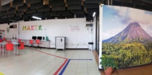 Foto muestra aula Reinventa tu clase, con equipo tecnológico e inmobiliario