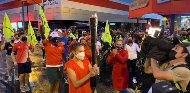 Antorcha es portada por estudiantes en San José 