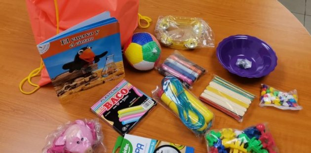 Foto muestra algunos materiales que se darán a niños y niñas de preescolar