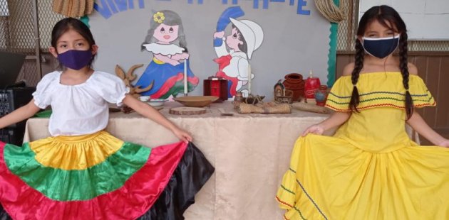 Estudiantes de la escuela Carolina Dent celebran 25 de julio