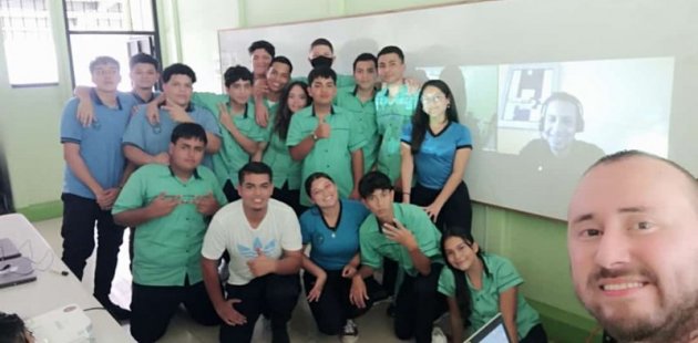 Estudiantes reciben charla remota desde España