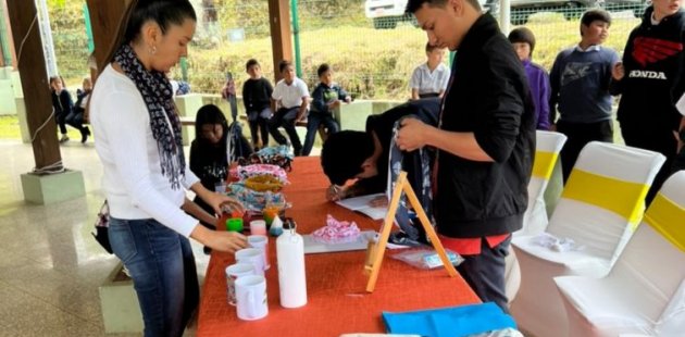 feria de productos elaborados por jóvenes