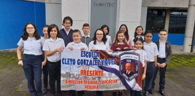 Estudiantes reciben premio a la excelencia