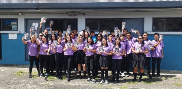 Estudiantes celebran la impresión de novelas escritas por ellos mismos
