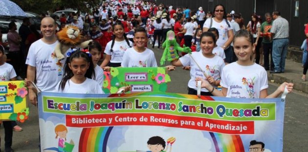 Biblioteca desfila el 15 de setiembre y regala libros donados 