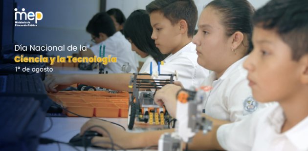 Estudiantes con objetos de laboratorio y robótica.