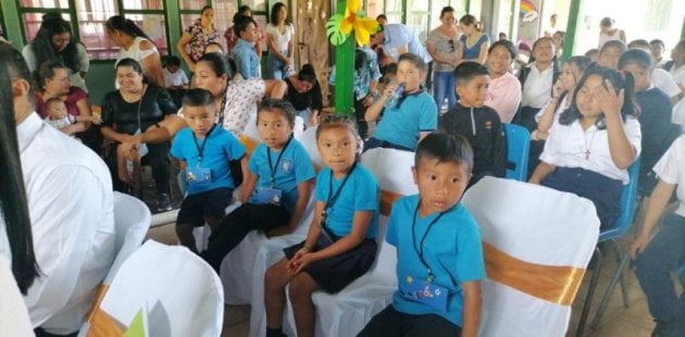 Estudiantes en la inauguración de la clase bilingue en Grano de Oro de Turrialba