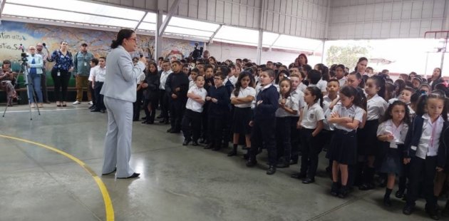 Ministra de Educación Guiselle Cruz y estudiantes