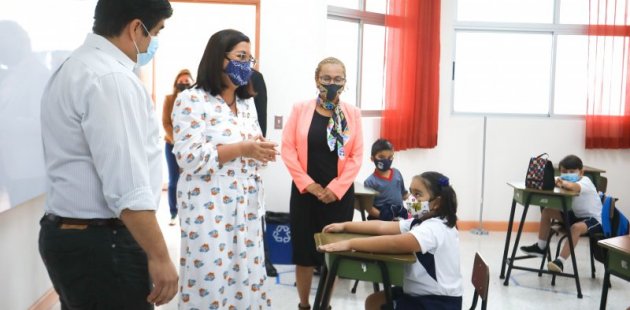 Presidente y Ministra de Educación comparten con estudiantes. Acompaña directora