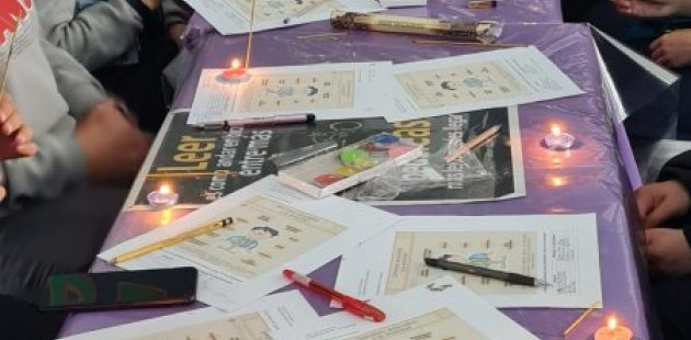estudiantes participan en grupos de adaptación al estrés 