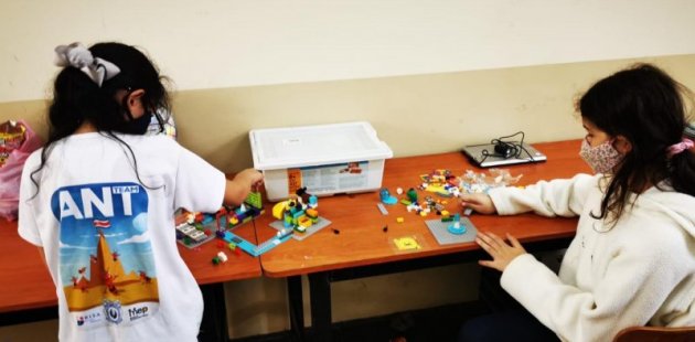 Dos niñas utilizando elementos de robótica 