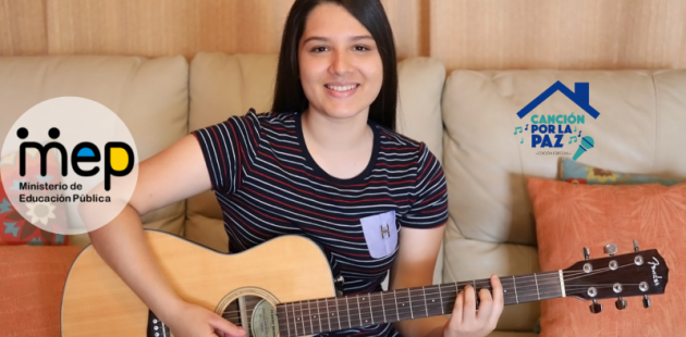 SE ILUSTRA A UNA NIÑA ADOLESCENTE TOCANDO EL INSTRUMENTO DE LA GUITARRRA 