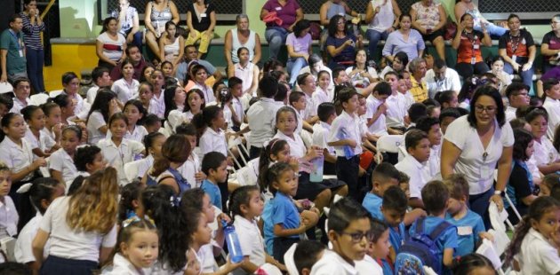 Estudiantes disfrutan obra