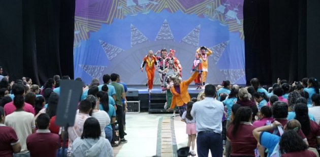 Estudiantes disfrutan obras 