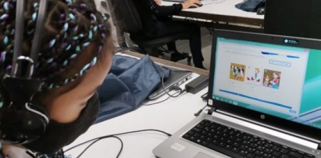 Estudiante aplicando prueba de dominio lingúistico en inglés