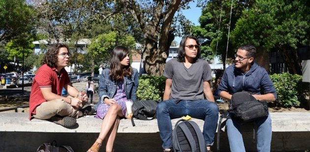 Foto muestra estudiantes universitarios 