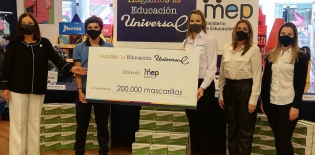 Imagen muestra entrega simbólica de mascarillas y útiles, de parte de Universal