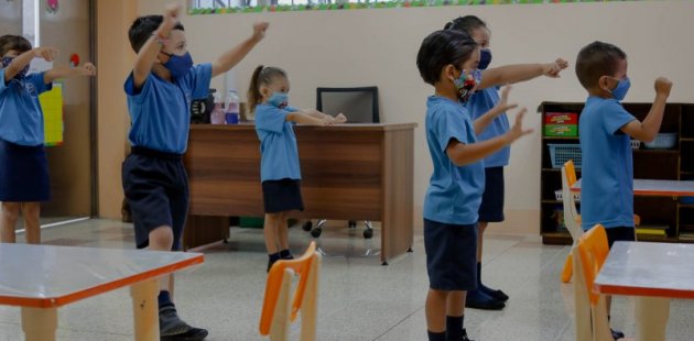 Niñas y niños celebran visita de Presidente