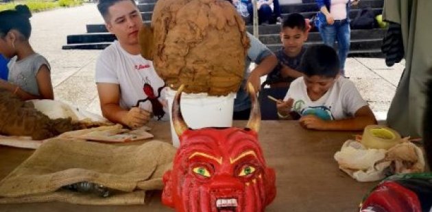 Fotografía muestra mascarada elaborada por estudiante