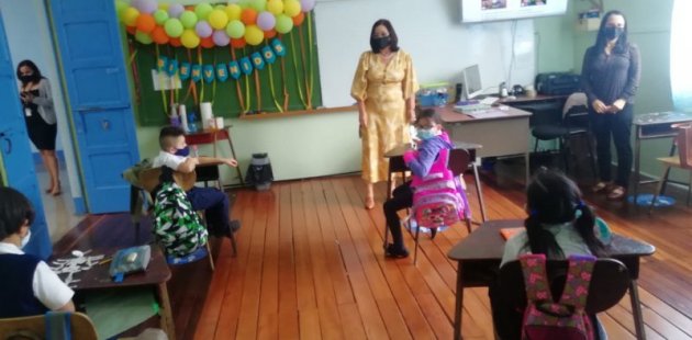 Ministra visita centros educativos para dialogar con estudiantes