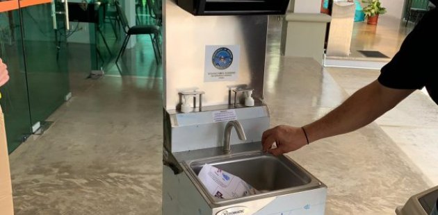 Persona muestra un lavatorio de pedal