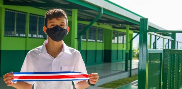 Estudiante en nuevas instalaciones