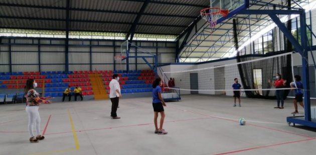 Estudiantes y Presidente comparten en el gimnasio.
