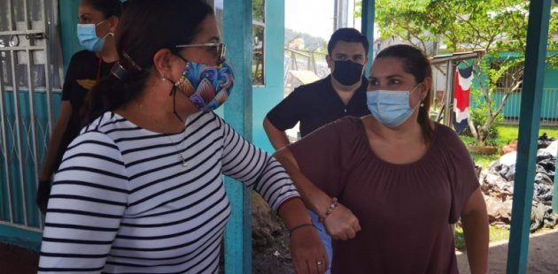 Ministra de Educación visita zona de Turrialba