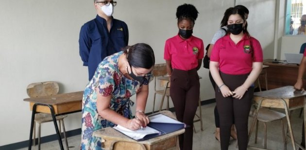 Ministra firma convenio MEP-INA