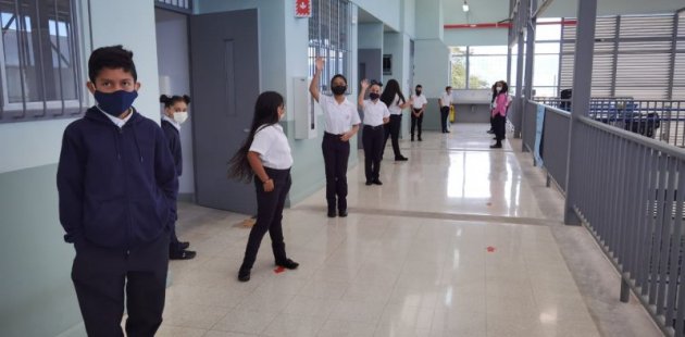 Estudiantes regresan a las aulas.