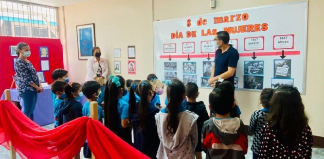 Estudiantes y personal docente de la Escuela Barrio Canadá de San Vito de Coto