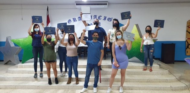 Estudiantes en graduación de bachillerato