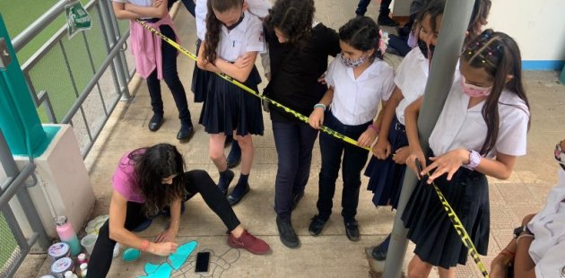 Maestra pinta una rana