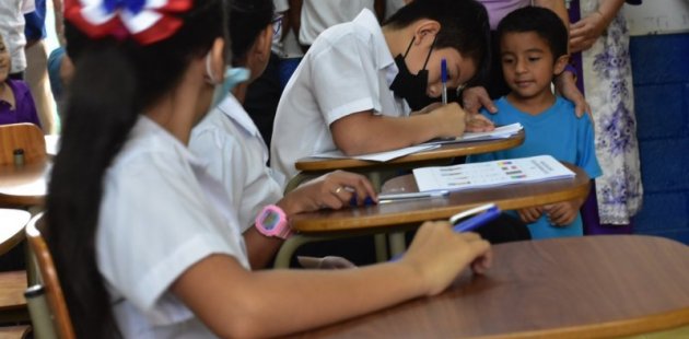 Estudiantes de la Escuela Costa Rica, Barrio México.