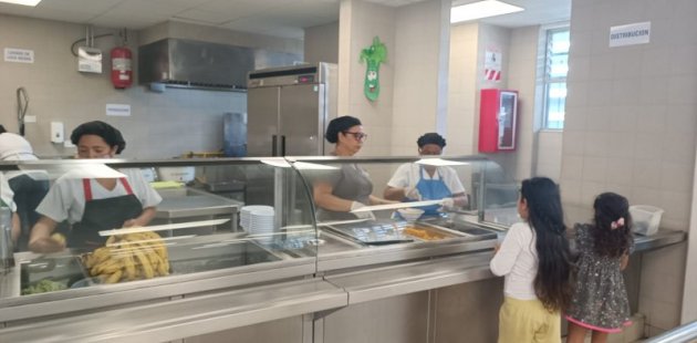 estudiantes reciben almuerzo
