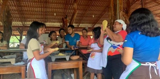 Personas hacen tortillas a mano alzada