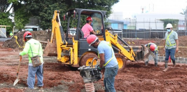 Personas trabajan en la preparación del terreno