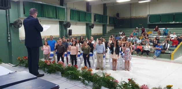 Personas reciben homenaje con su graduación