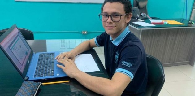 Joven se esfuerza día a día.