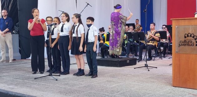 Estudiantes cantando