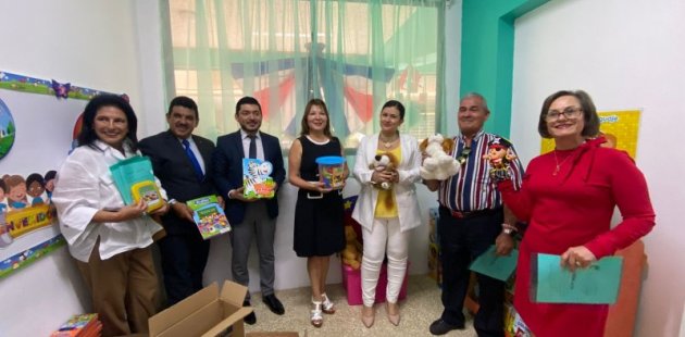 Autoridades de MEP y Embajada de Perú