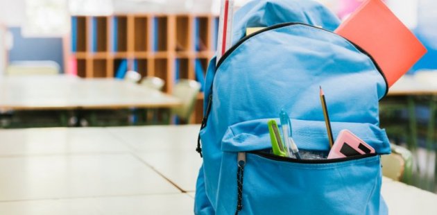 Maletín escolar sobre pupitre 
