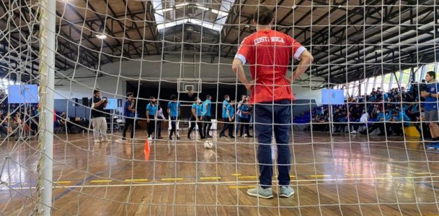 Estudiantes tirando a los penales