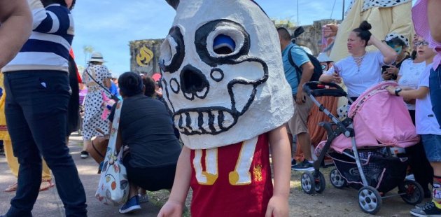 Niño con la máscara del diablo