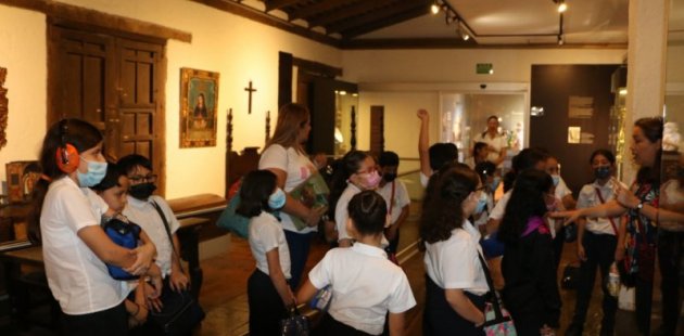 Estudiantes haciendo el recorrido en las salas del Museo Nacional