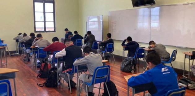 Estudiantes del Liceo Costa Rica desarrollando la prueba comprensiva