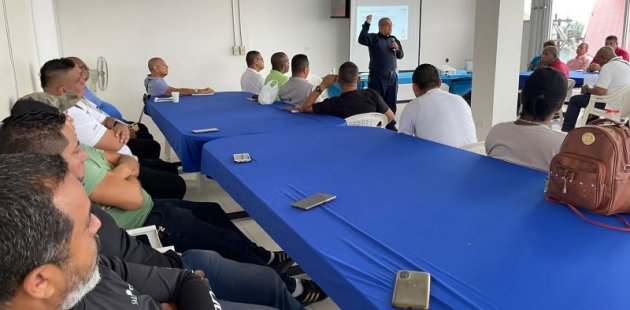 Seguridad MEP recibiendo la capacitación por parte de la Fuerza Pública