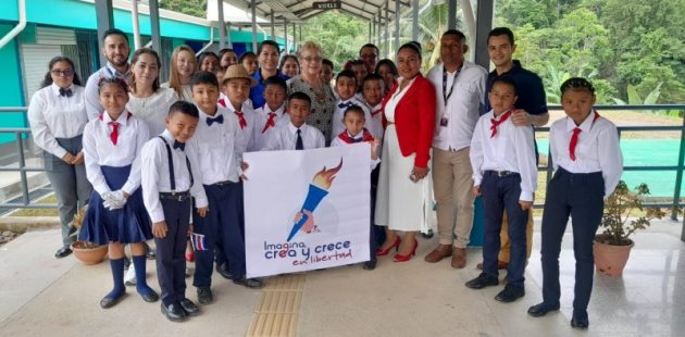 Estudiantes del territorio indígena cabécar celebran la llegada del mes patrio 